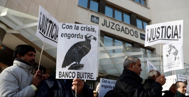 Imagen de archivo de una protesta de los afectados por la venta de 32 promociones de vivienda pública por el IVIMA. EFE/Mariscal
