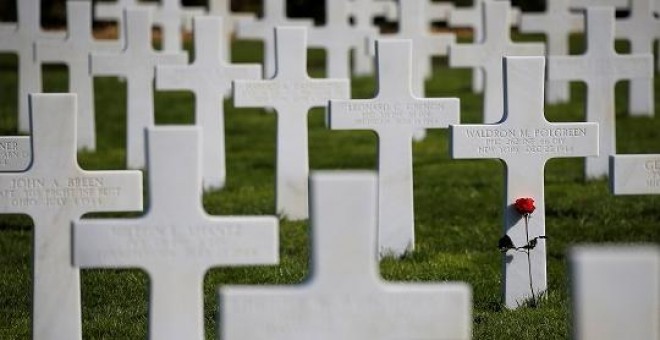26/03/2019- Una rosa en el cementerio en memoria de los soldados caídos en el Desembarco de Normandía. / REUTERS - Stephane Mahe