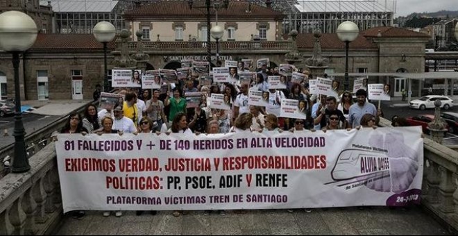 Imagen de archivo de una manifestación por las víctimas del accidente del tren Alvia ocurrido en Angrois (Santiago)./ EP