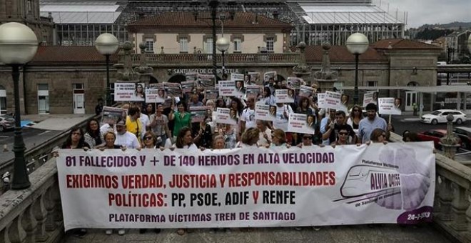 Imagen de archivo de una manifestación por las víctimas del accidente del tren Alvia ocurrido en Angrois (Santiago)./ EP