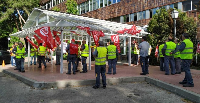 Los empleados de mantenimiento de la UAM se manifiestan por la continuidad de sus puestos en la segunda jornada de la EvAU.