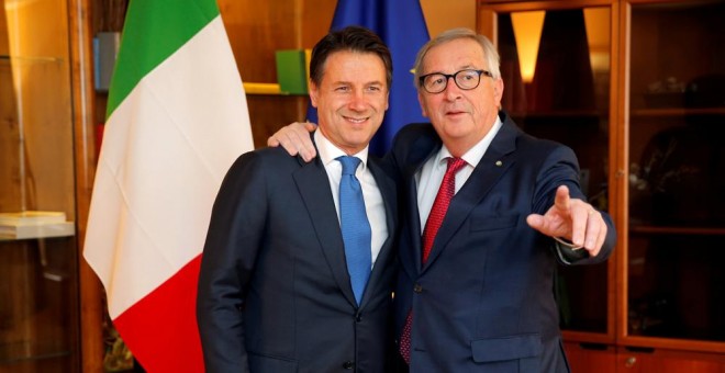 El primero ministro italiano, Giuseppe Conte, con el presidente de la Comisión Europea, Jean-Claude Juncker, en un encuentro en el Parlamento Europeo, en Estrasburgo, el pasado febrero. REUTERS/Vincent Kessler