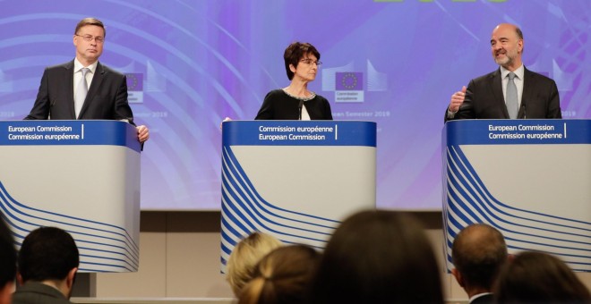 El comisario europeo de Asuntos Económicos, Pierre Moscovici (d); la comisaria europea de Empleo, Marianne Thyssen (c), y el vicepresidente de la Comisión para el Euro, Valdis Dombrovskis (i), ofrecen una rueda de prensa conjunta tras la delimitación del