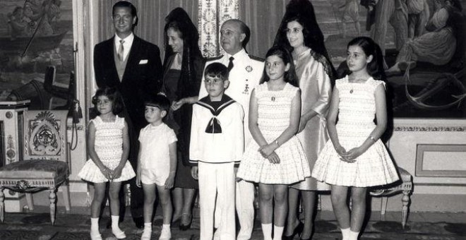 El dictador Francisco Franco posa con toda su familia durante la primera comunión de su nieto Francis Franco Martínez-Bordiú. En la primera fila: Merry, José Cristobal, Francis, Mariola y Carmen. | EFE