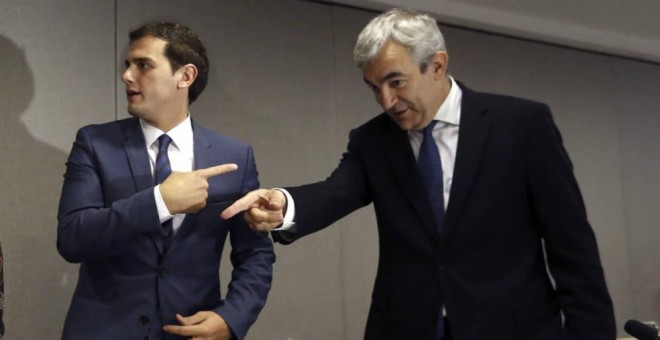 El presidente de Ciudadanos, Albert Rivera, junto al jefe de filas en el Parlamento Europeo, Luis Garicano. EFE