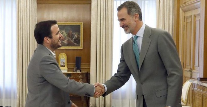 El rey Felipe VI saluda al coordinador federal de IU, Alberto Garzón, en su reunión dentro de la ronda de consultas para escuchar su postura sobre el proceso de investidura. - EFE