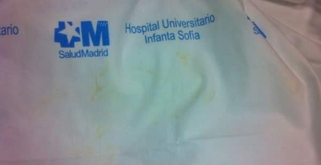 Imagen de archivo de una sábana con manchas suministrada por la lavandería central al Hospital Clínico./ MOVIMIENTO ASAMBLEARIO DE TRABAJADORES DE LA SANIDAD