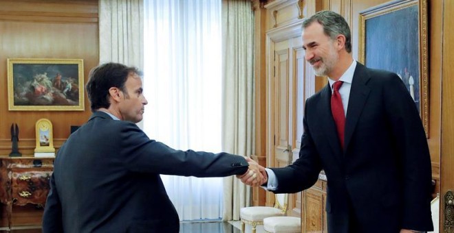 El rey Felipe VI saluda al diputado de En Comú Podem en el Congreso, Jaume Asens, esta mañana en el Palacio de la Zarzuela, durante la ronda de consultas con los dirigentes de los partidos políticos.- EFE/Chema Moya