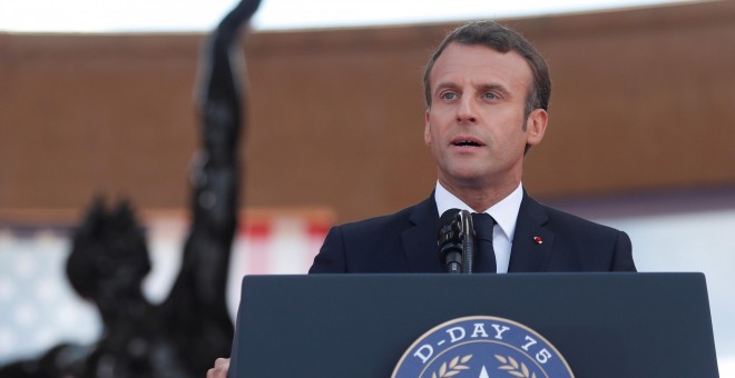 El presidente galo, Emmanuel Macron, ofrece un discurso durante la ceremonia de conmemoración del 75 aniversario del Día D en el cementerio estadounidense de Normandía | EFE