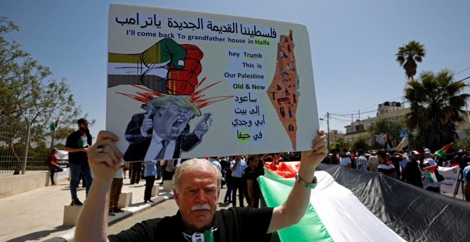 Un manifestante palestino sostiene un cartel en contra de Trump | Reuters