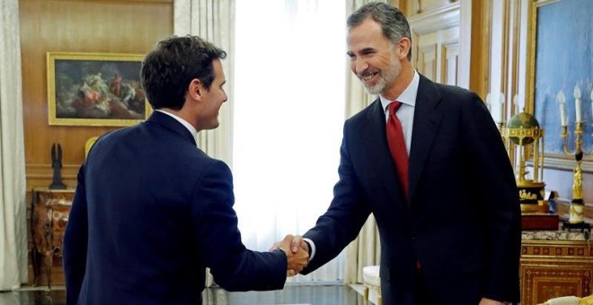 El rey Felipe VI saluda al presidente de Ciudadanos, Albert Rivera, en el Palacio de la Zarzuela, durante la ronda de consultas con los dirigentes de los partidos políticos con representación parlamentaria para designar candidato a la investidura, que se