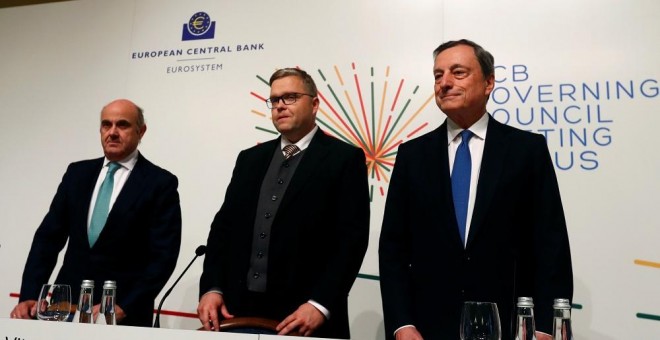 De izq. a der., el vicepresidente del BCE, Luis de Guindos, el gobernador del Banco Central de Lituania, Vitas Vasiliauskas, y el presidente del BCE, Mario Draghi, tras la reunión del consejo de gobierno de la entidad en Vilna.. REUTERS/Ints Kalnins