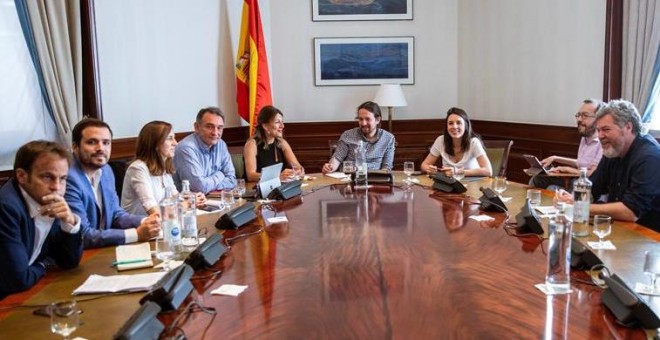 El secretario general de Podemos, Pablo Iglesias, junto a otros dirigentes de Podemos de las confluencias y de Izquierda Unida, durante la reunión de la mesa política Confederal para las negociaciones de Gobierno, este viernes en Madrid. EFE/Rodrigo Jimén