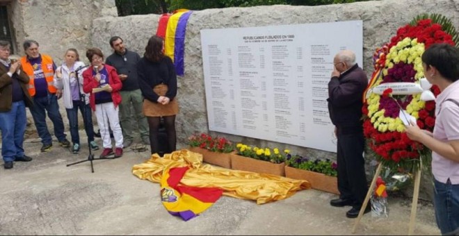Placa en recuerdo de los fusilados en el cementerio de Colmenar Viejo. IU Madrid
