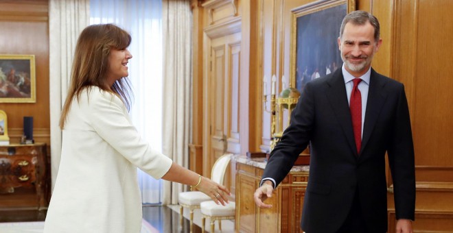 El rey Felipe VI saluda a la diputada de JxCat en el Congreso, Laura Borràs, en el Palacio de la Zarzuela, durante la ronda de consultas para designar candidato a la investidura. EFE/Chema Moya