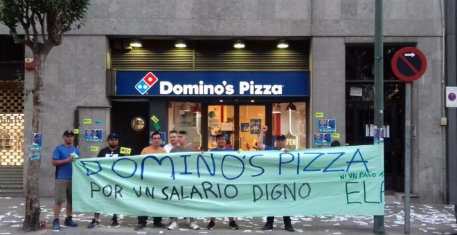 Movilización realizada frente a uno de los establecimientos de Domino's Pizza en Bizkaia. SINDICATO ELA