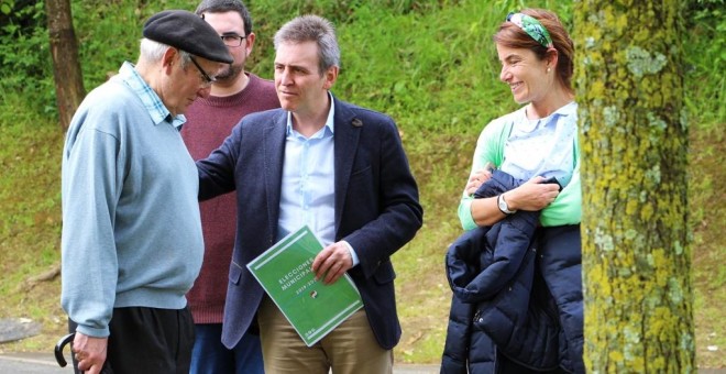 Xabier Iridoy, en el centro de la imagen, durante la última campaña electoral. BLOG DE XABIER IRIDOY