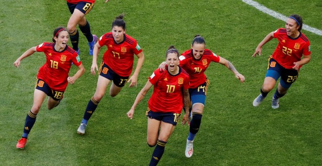 Las jugadoras de la selección española de fútbol femenino celebran su segundo gol contra Sudáfrica en la Copa del Mundo celebrada en Le Havre