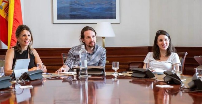 El secretario general de Podemos, Pablo Iglesias, junto a otros dirigentes de Podemos de las confluencias y también de Izquierda Unida, como Yolanda Díaz (i) e Irene Montero (d), durante la reunión de la mesa política Confederal para las negociaciones de