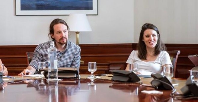 El secretario general de Podemos, Pablo Iglesias, junto a otros dirigentes de Podemos de las confluencias y también de Izquierda Unida, como Yolanda Díaz (i) e Irene Montero (d), durante la reunión de la mesa política Confederal para las negociaciones de