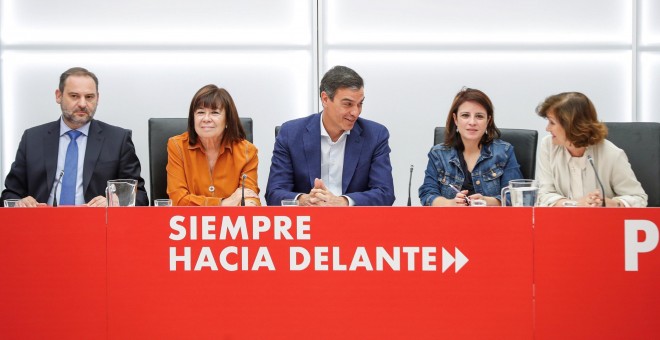 El presidente del Gobierno en funciones y secretario general del PSOE, Pedro Sánchez (c), en la reunión de la Ejecutiva Federal del partido en Ferraz. EFE/Emilio Naranjo