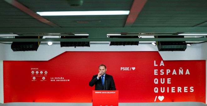 El secretario de Organización del PSOE y ministro de Fomento en funciones, José Luis Ábalos, durante la rueda de prensa posterior a la reunión de la Ejecutiva Federal del partido en Ferraz. EFE/Emilio Naranjo