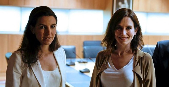 06/06/2019.- Las candidatas del PP y de Vox para la Comunidad de Madrid, Isabel Díaz Ayuso (d), y Rocío Monasterio (i), respectivamente, durante la reunión que han mantenido esta tarde en la Asamblea de Madrid dentro de las negociaciones para la formació