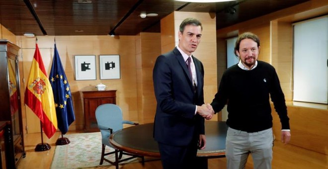 El presidente del Gobierno en funciones, Pedro Sánchez, y el líder de Podemos, Pablo Iglesias. - EFE