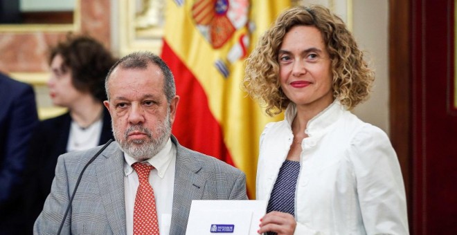 11/6/2019.-El Defensor del Pueblo en funciones, Francisco Fernández Marugán, hace entrega a la presidenta del Congreso, Meritxell Batet, el informe anual de su institución. / EFE - EMILIO NARANJO