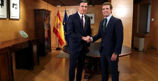 El presidente del Gobierno en funciones, Pedro Sánchez (i), se reúne con el líder del PP, Pablo Casado, en su primer contacto oficial cara al próximo debate de investidura. /EFE