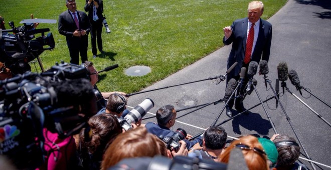 El presidente de Estados Unidos, Donald Trump, atiende a los medios en los jardines de la Casa Blanca, en Washington. EFE/ Shawn Thew