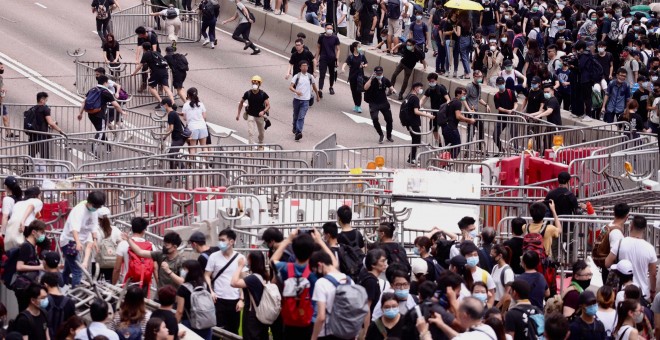 Manifestantes ocupan una calle principal durante un mitin contra las enmiendas a un proyecto de ley de extradición cerca del Consejo Legislativo en Hong Kong. Liau Chung-Ren/ZUMA/EP