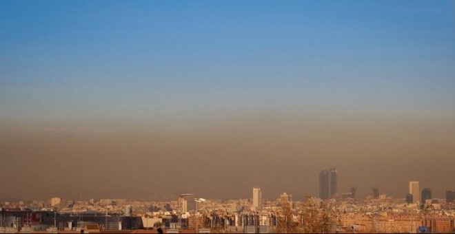 La 'boina' de contaminación sobre la ciudad de Madrid.  SERGIO CAMBELO