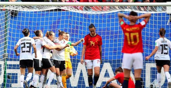 Las jugadoras alemanas celebran tras marcar el 1-0 durante el encuentro del grupo B del Mundial Femenino entre Alemania y España. (TOLGA BOZOGLU | EFE)