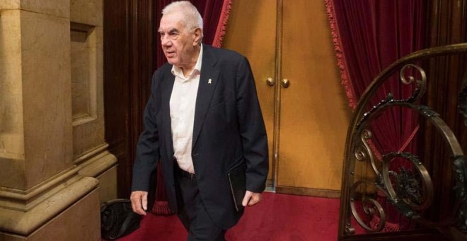 El alcaldable de ERC por Barcelona, Ernest Maragall, llega al Parlament de Catalunya. (MARTA PÉREZ | EFE)