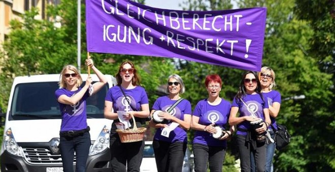 14/06/2019.- Mujeres protestan durante la huelga feminista en Zúrich, Suiza, este viernes. EFE/ Walter Bieri