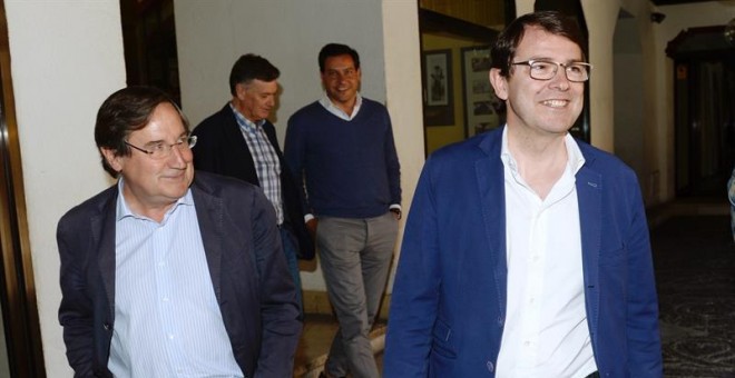 13/06/2019.- El candidato del PP a la Presidencia de la Junta de Castilla y León, Alfonso Fernández Mañueco (d), tras la reunión que han mantenido los presidentes provinciales de su partido, hoy en Valladolid tras darse a conocer el pacto de gobernabilida