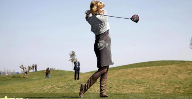 Esperanza Aguirre golpea una bola en la inauguración del campo de golf de El Encín (EFE)