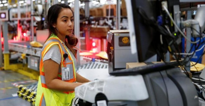 Una empleada del centro de cumplimiento de Amazon | Reuters