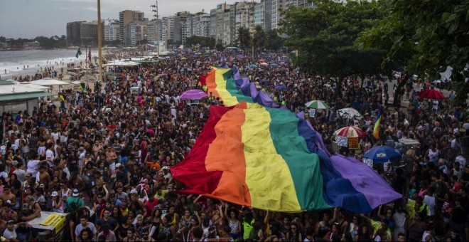 Una bandera gigante del orgullo LGBT, en la playa de Copacabana, en Río de Janeiro. - AFP