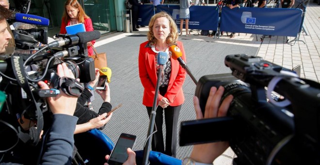 La ministra de Economía, Nadia Calviño, realiza declaraciones a los medios a su llegada al Consejo Ecofin en Luxemburgo. EFE/ Julien Warnand
