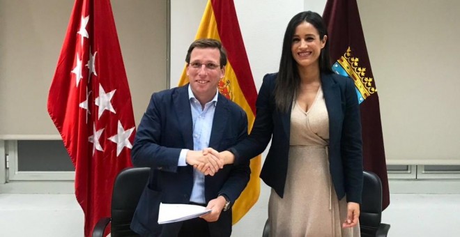 José Luis Martínez-Almeida y Begoña Villacís se dan la mano tras firmar el acuerdo en el Ayuntamiento de Madrid. /TWITTER