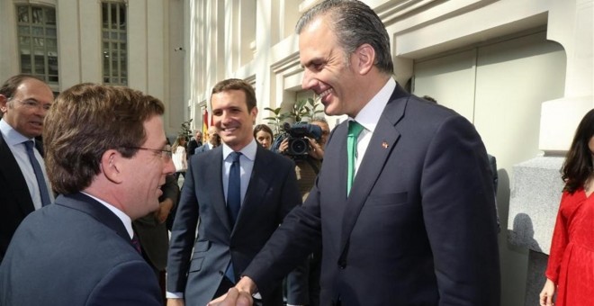 El recién elegido alcalde de Madrid, José Luis Martínez-Almeida (PP), saluda a Javier Ortega Smith (Vox). EP