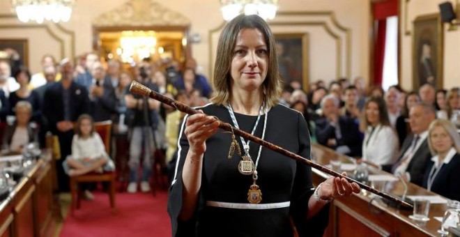Lara Méndez (PSdeG), que repite como alcaldesa de Lugo en coalición con el BNG, tras recibir el bastón de mando. EFE/ Eliseo Trigo