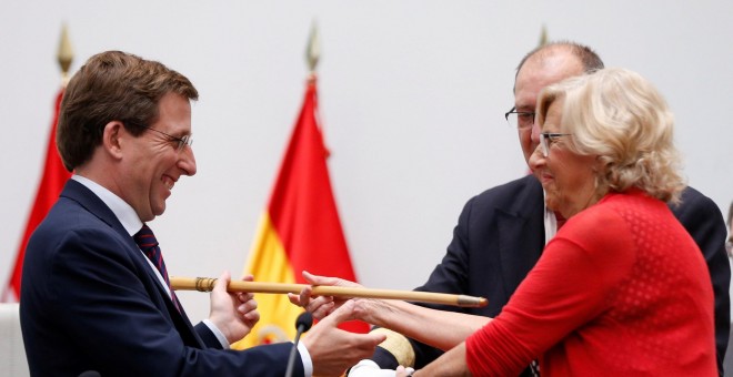 Momento en el que Manuela Carmena cede en bastón de mando a Almeida, nuevo alcalde del Ayuntamiento de Madrid. EFE