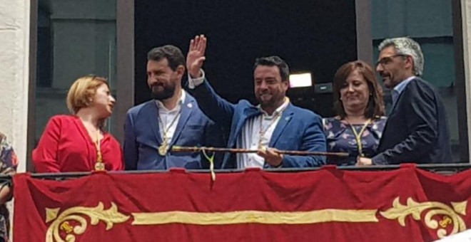 Álex Pastor (PSC), al balcó de l'Ajuntament de Badalona.