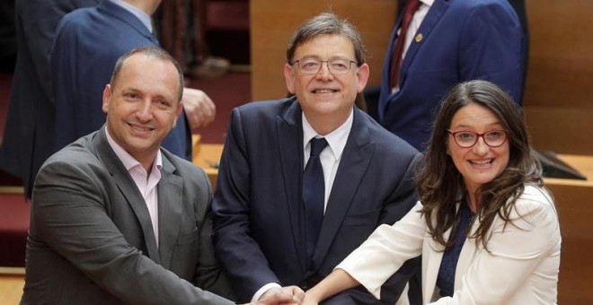 El president de la Generalitat, Ximo Puig, la vicepresidenta en funciones, Mónica Oltra, y el portavoz de Unides Podem-EU en Les Corts, Rubén Dalmau (i), al finalizar el pleno de investidura donde ha sido reelegido para el cargo con el apoyo de 52 diputa