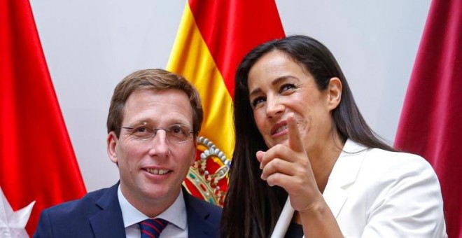 El nuevo alcalde de Madrid, José Luis Martínez Almeida del PP y la vicealcaldesa, Begoña Villacís de Ciudadanos tras la sesión constituyente celebrada hoy en el Palacio de Cibeles. EFE/Emilio Naranjo