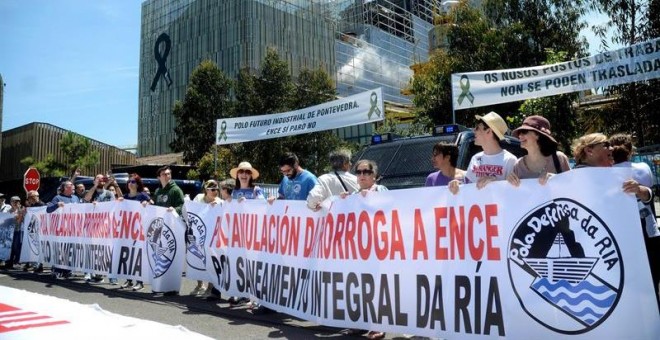 Unas dos mil personas, según fuentes policiales, han participado en la marcha contra Ence que organiza la Asociación pola Defensa da Ría de Pontevedra (APDR) para exigir la anulación definitiva de la prórroga concedida a la fábrica, su traslado a otra ubi