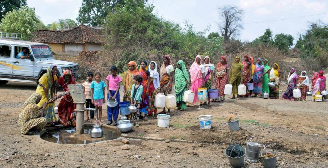 Mujeres forman una fila para recoger agua en Jabalpur, India. Uma Shankar Mishra/PTI/EP